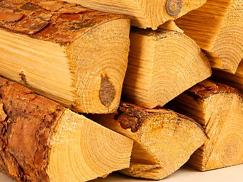 Сосновые дрова для растопки и уличных печей — фактура распила